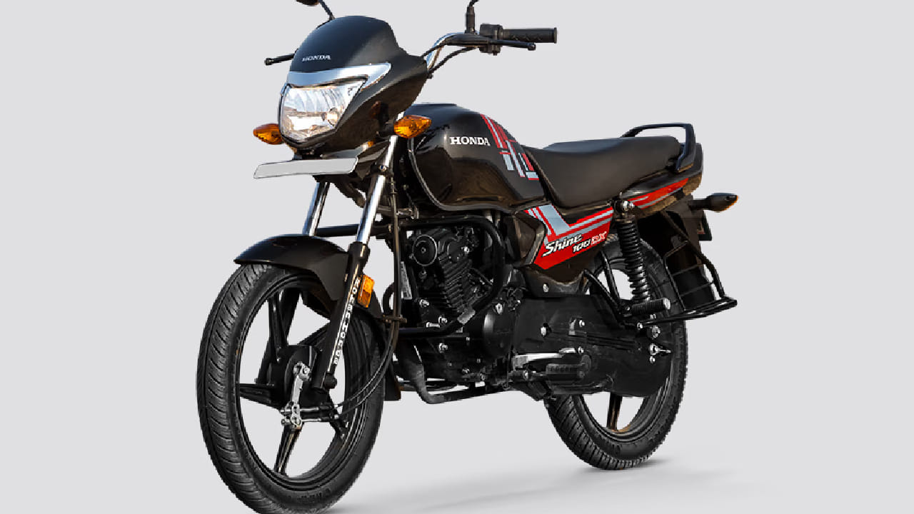 कमी बजेटमध्ये बाईक खरेदी करणाऱ्यांसाठी Honda Shine 100 हा पर्याय आहे. या बाईकमध्ये 98.98 सीसी इंजिन असून ते सुमारे 7.4 PS पॉवर देते. या बाईकची सुरुवातीची एक्स-शोरूम किंमत अंदाजे 65700 रुपये आहे.