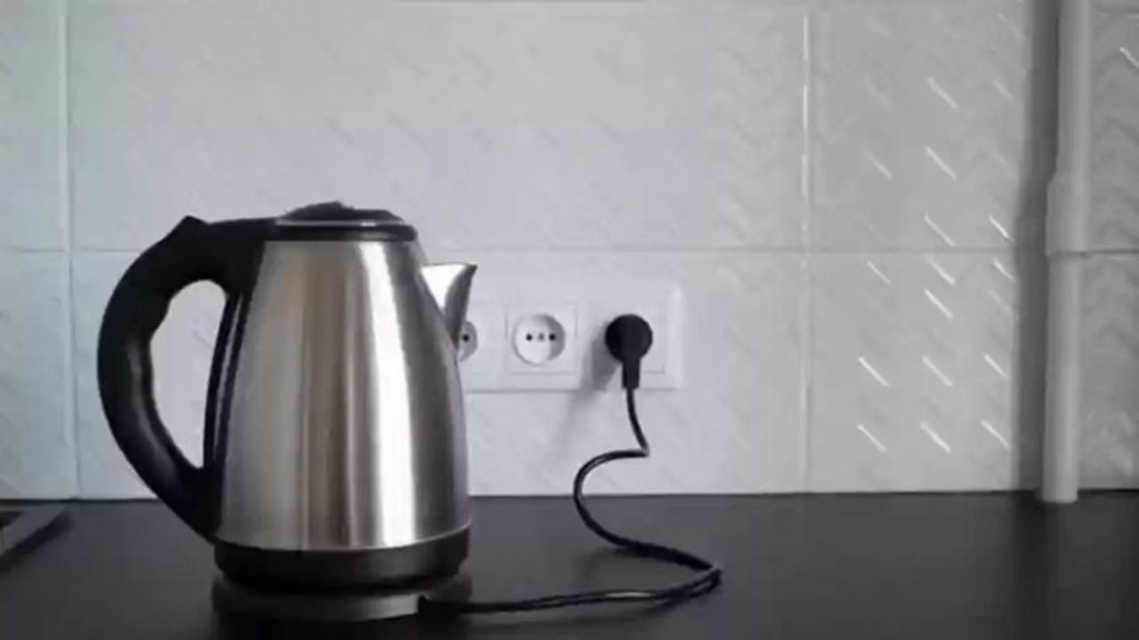 धुवा आणि कोरडी करा : पाणी केवळ केटलमध्ये टाकावे. तळाता इलेक्ट्रिक बेस भिजू देऊ नये. केटलचा आतला भाग साध्या पाण्याने दोन ते तीन वेळा स्वच्छ खंगळून धुवावा. बाहेरील भाग ओल्या सुती कपड्याने पुसावा आणि नंतर कोरड्या टॉवेलने पुसून कोरडा करावा. हवेत भांडे वाळत ठेवावे. 