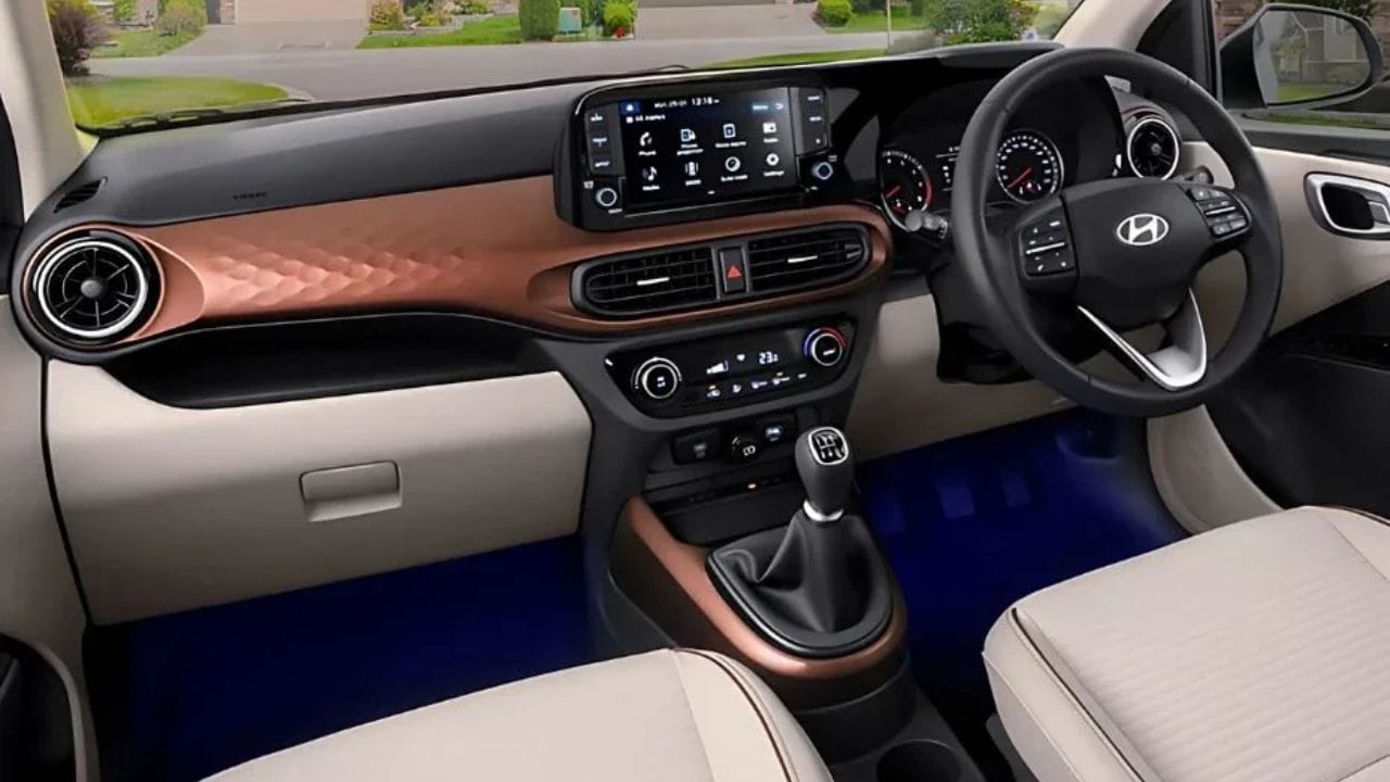 Hyundai Aura CNG -  हुंडई ऑरामध्ये 1.2-लिटर कप्पा पेट्रोल इंजिन दिले असून एक तर ते 5-स्पीड म्यॅन्युअल वा ऑटोमॅटिक ट्रान्समिशन यूनिटसह जोडले आहे. हे इंजिन 83 PS ची पॉवर आणि 113.8 Nm चा पीक टॉर्क जनरेट करते.  1.2-लिटर बाय-फ्यूल पेट्रोल इंजिनसोबत CNG व्हर्जन देखील असेल जे   69 PS चे पॉवर आणि 95.2 Nm चा पीक टॉर्क जेनरेट करतो. यात  30 हून अधिक नवीने सेफ्टी फिचर्स आहेत.  साईड आणि कर्टन एअरबॅगसह ग्राहकांना 4 एअरबॅग्स स्टँडर्ड आणि 6 एअरबॅग्सचाही ऑप्शन मिळतो. किंमत: 7,81,700 रुपये 