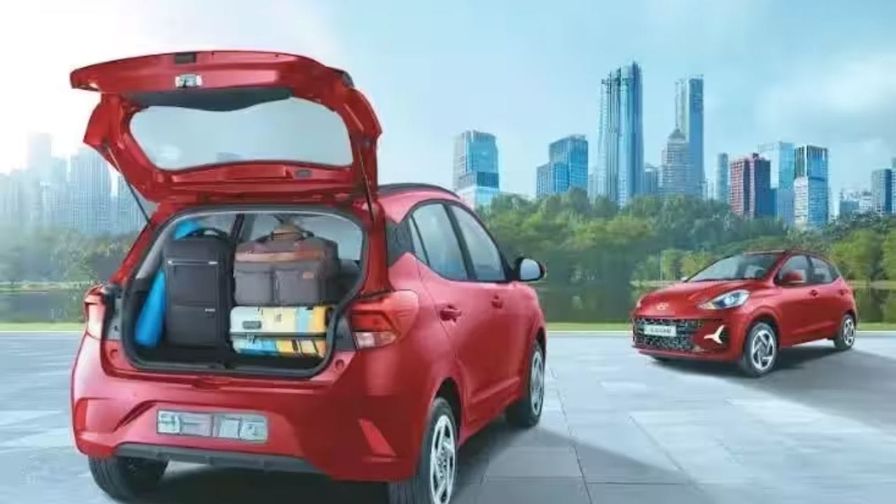  Hyundai Grand i10 Nios CNG - ग्रँड i10 निओसमध्ये 1.2-लिटरचे पेट्रोल इंजिन असून जे 5-स्पीड म्यॅन्युअल वा AMT गिअरबॉक्स सोबत येते. हे कमाल 83 पीएसची पॉवर आणि 113.8 एनएमचा पीक टॉर्क जनरेट करते. i10 निओस मध्ये फर्स्ट-इन-सेगमेंट फिचर उदाहरणार्थ साईड  आणि कर्टन एअरबॅग, फुटवेल लायटिंग, टाईप सी फ्रंट USB चार्जर आणि टायर प्रेशर मॉनिटरिंग सिस्टीम मिळते.  अन्य अपडेटमध्ये ग्लॉसी ब्लक फ्रंट रेडिएटर ग्रिल, न्यू LED DRLs आणि कनेक्टेड डिझाईनसोबत LED टेल लँपचा समावेश आहे. किंमत: 7,32,700 रुपये 