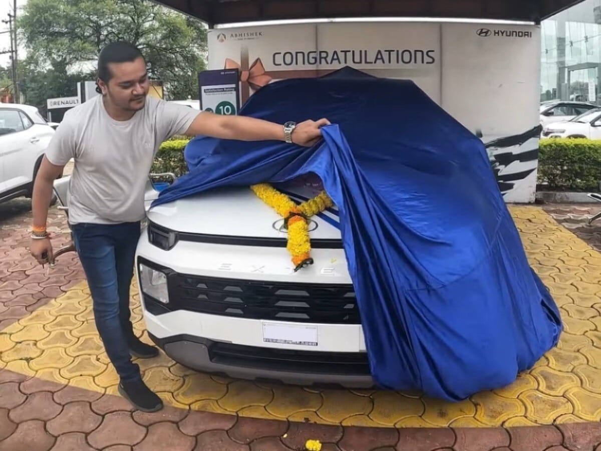  Hyundai Exter CNG -  1.2 पेट्रोल MT/AMT आणि 1.2 CNG MT इंजिन यात आहे. यात S व्हेरिएंटच्या सर्व फिचर्ससह  रिअर पार्किंग कॅमरा, रिअर डिफॉगर, आइसोफिक्स माउंट्स, प्रोजेक्टर हेडलैम्प्स, 15-इंच डुअल-टोन एलॉय व्हील्स, शार्क फिन एंटीना, सनरूफ, पैडल शिफ्टर (AMT केवल) और क्रूझ कंट्रोल (पेट्रोल केवल) सारखे फीचर्स मिळतात. याच्या पेट्रोल व्हेरिएंटचे मायलेज 19 km/l आणि CNG चे मायलेज 27.1 km/kg आहे. याच डॅशकॅम, फ्रंट आणि रिअर मडगार्ड, 8-इंचाचा टचस्क्रीनसह ब्लूलिंक कनेक्टिव्हीटी दिली आहे. किंमत: 6,99,900 रुपये 