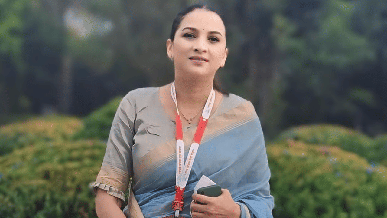 मिळालेल्या माहितीनुसार त्या म्हणाल्या, “त्याने माझ्या मुलांसमोर मला जनावरांसारखी मारहाण केली, बादलीत लघवी करून माझ्या अंगावर ओतली.” या शब्दांतून त्यांनी सहन केलेल्या वेदनांची कल्पना येते. त्यांच्या आयुष्यातील हा प्रसंग अत्यंत कठीण होता.