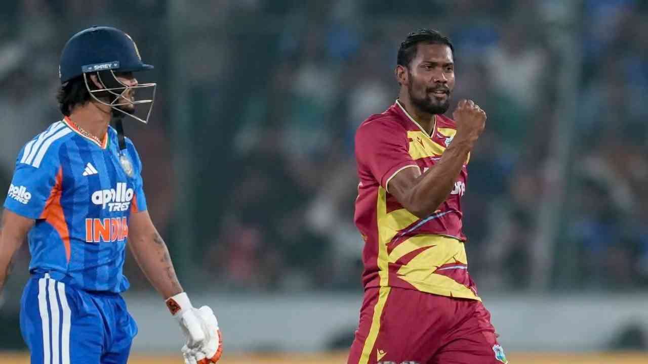 IND vs WI : वेस्ट इंडिजचा प्लेयर चार वर्षानंतर संघात परतला, निम्म्या टीम इंडियाला संपवलं, 2 ओव्हरमध्ये फिरवली मॅच IND vs WI : वेस्ट इंडिजचा प्लेयर चार वर्षानंतर संघात परतला, निम्म्या टीम इंडियाला संपवलं, 2 ओव्हरमध्ये फिरवली मॅच