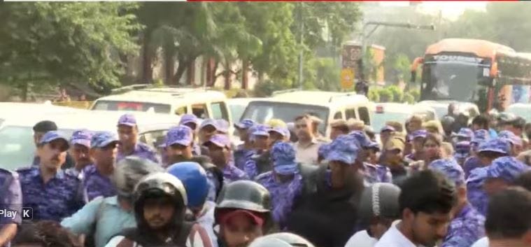 यावेळी मोठ्या संख्येनं कार्यकर्ते जमले आहेत. त्याचबरोबर मोठा पोलिसांचा फोजफाटाही दिसून येत आहे. पहिल्या दिवशी निवडणूक आयोगाच्या कार्यालयावर धडकण्याचा प्रयत्न करण्यात आला होता. दुसऱ्या दिवशी जंतरमंतरवर आणि आज राजघाटाच्या दिशेने इंडिया आघाडीचे नेते निघाले आहे.