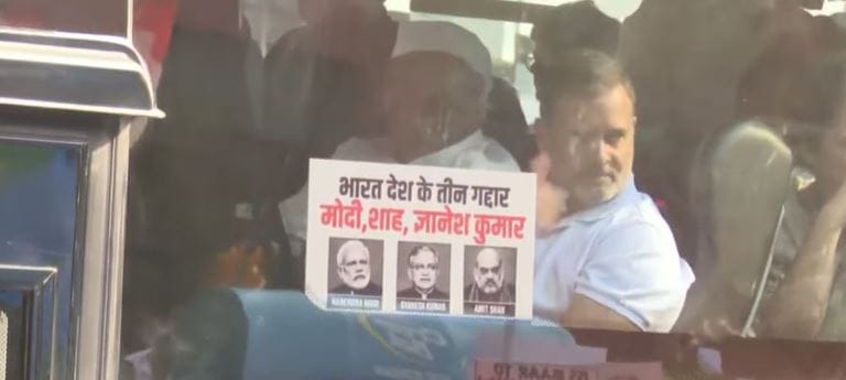 दिल्लीमध्ये इंडिया आघाडीने आज सलग तिसऱ्या दिवशीही आपला मोर्चा उघडला आहे. काल आणि परवा पोलिसांनी आंदोलकांना ताब्यात घेतलं होतं.