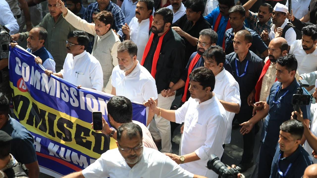 यावेळी निवडणूक आयोगाचे मुख्य आयुक्त ज्ञानेश कुमार यांच्या राजीनाम्यासाठीची मागणी करण्यात आलेली आहे. यावेळी राहुल गांधी आणि सर्व विरोधकांची मोठी ताकद पाहायला मिळाली आहे. 