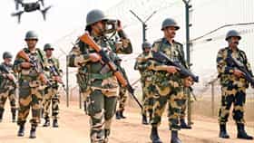 भारत पाकिस्तान सीमेवर खळबळजनक घटना, BSF ची मोठी कारवाई, थेट पाकिस्तानच्या बाजूने..