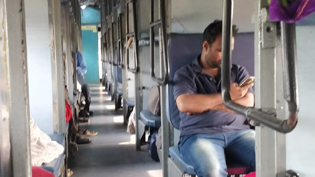 रेल्वे प्रवासात इतरांना त्रास होईल असं वर्तन केल्यास संबंधित प्रवाशावर कारवाई होऊ शकते. रेल्वेच्या डब्यात मोबाईलवर मोठ्या आवाजात गाणी किंवा व्हिडीओ लावणे, मोठ्याने बोलणे आणि इतर प्रवाशांच्या शांततेचा भंग करणे यामुळे प्रवासातील वातावरण बिघडू शकतं. 