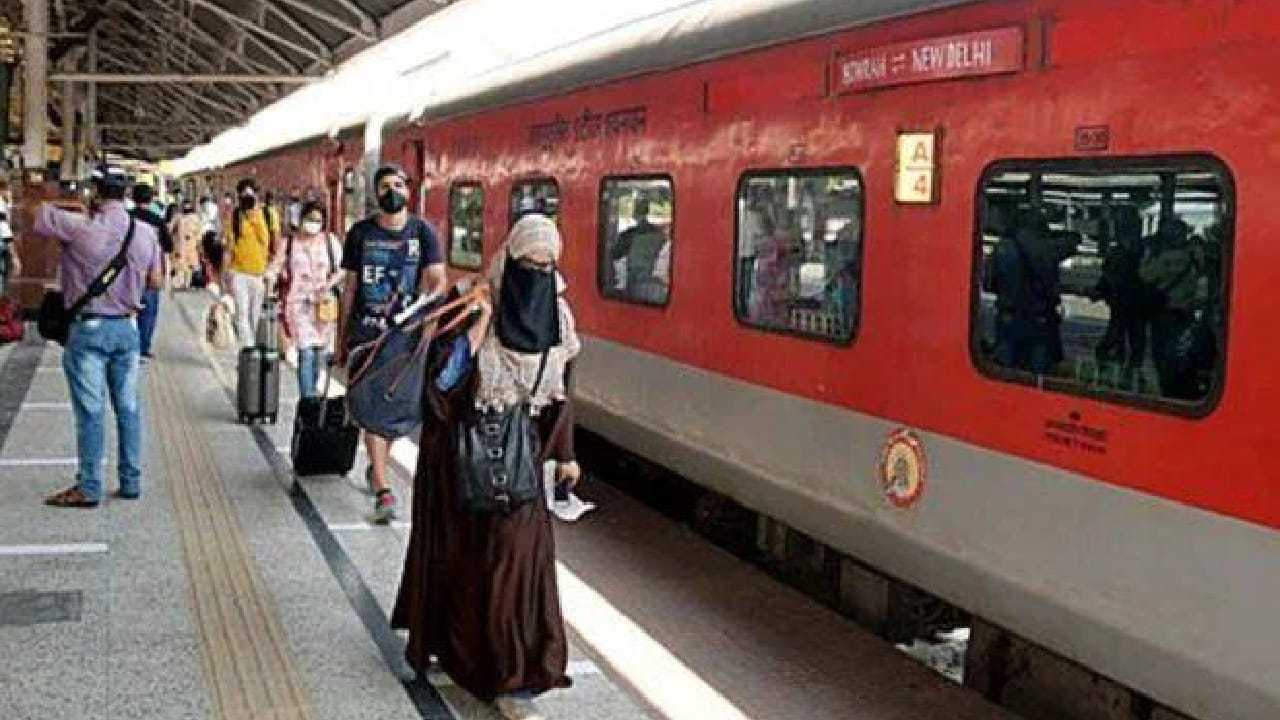 रेल्वे प्रवासात आणखी काही नियमांचं पालन करणं आवश्यक आहे. महिलांसाठी राखीव डब्यात अनधिकृतपणे प्रवेश करणाऱ्या पुरुष प्रवाशांवर कारवाई होऊ शकते. डब्यात कचरा टाकणे, रेल्वेच्या छतावर किंवा फुटबोर्डवर चढणे आणि इंजिनजवळ धोकादायक वर्तन करणे टाळावं.