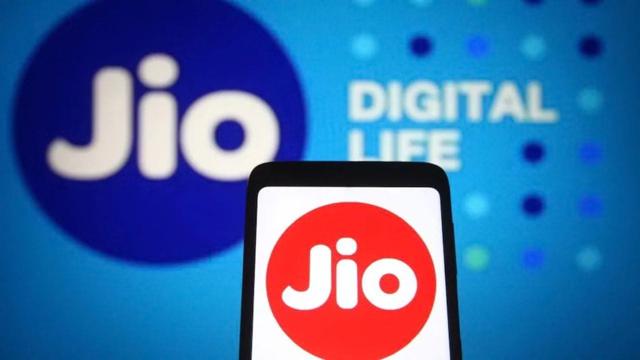 रिलायन्स या आयपीओच्या रचनेत आपला जिओमधील हिस्सा भागधारकांमध्ये वितरित करत नाही. त्यामुळे, केवळ या आयपीओमुळे रिलायन्सच्या शेअरची किंमत कोणत्याही ठराविक रकमेने कमी होईल, हे गणित लागू होत नाही.जिओच्या शेअरमध्ये २०% वाढ झाली म्हणजे रिलायन्सच्या शेअरमध्येही २०% वाढ होईलच असे नाही.जोपर्यंत रिलायन्सचे नियंत्रण राहील, तोपर्यंत जिओच्या व्यवसायाचा समावेश त्यांच्या एकत्रित निकालांमध्ये केला जाईल. बाहेरील भागधारकांना मिळणारा नफा स्वतंत्रपणे गणला जातो. जर जिओने लाभांश जाहीर केला, तर रिलायन्सला जिओमधील त्यांच्या हिश्श्यानुसार रक्कम मिळेल. रिलायन्स आपल्या भागधारकांना किती लाभांश देईल, हा एक स्वतंत्र निर्णय आहे. जिओच्या लाभांशाची रक्कम त्याच प्रमाणात रिलायन्सच्या भागधारकांच्या खात्यात आपोआप जमा होणार नाही.