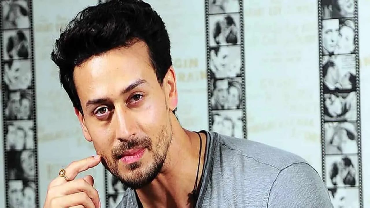 Tiger Shroff : गोळीबारानंतरच का ट्रेंड होतंय टायगर श्रॉफचं खरं नाव? 'ती' एक सवय ज्यामुळे... Tiger Shroff : गोळीबारानंतरच का ट्रेंड होतंय टायगर श्रॉफचं खरं नाव? 'ती' एक सवय ज्यामुळे...