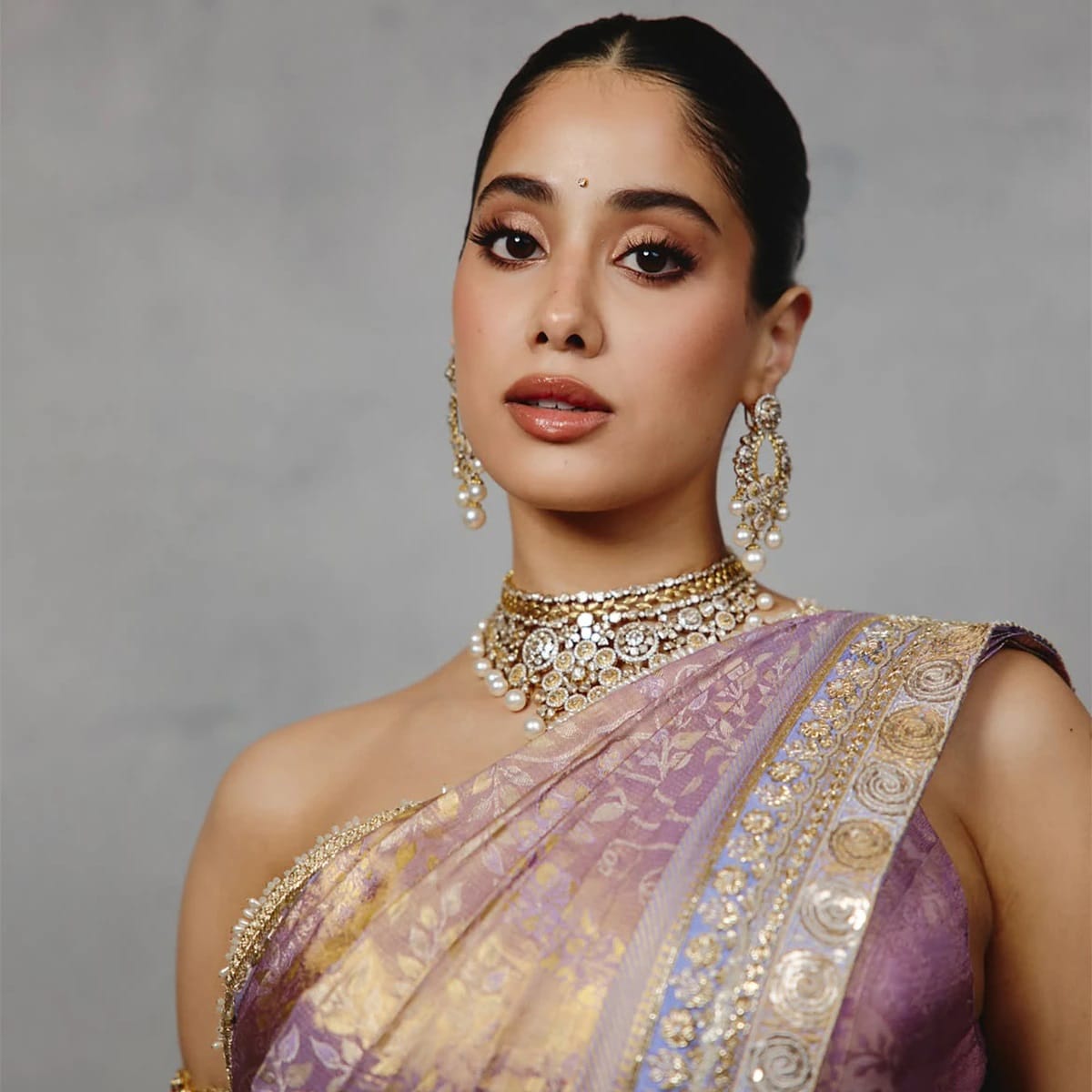 याआधी देखील अनेकदा जान्हवीने शिरख याच्या नावाचा टी-शर्ट घातला आहे. तर त्याच्या नावाचा पेंडेंट देखील गळ्यात घातलेला. ज्यावर 'Shikhu' असं लिहिलं होतं. म्हणून शिखर आणि जान्हवी यांचं तर पक्क आहे... अशी सर्वत्र चर्चा रंगली आहे.