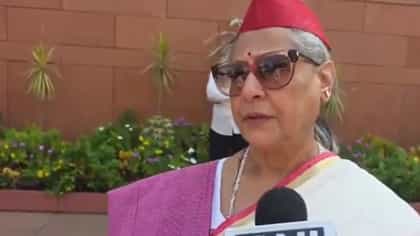 रणरणत्या उन्हात पायी चालल्या, जया बच्चन यांच्या त्या विधानाची चर्चा.
