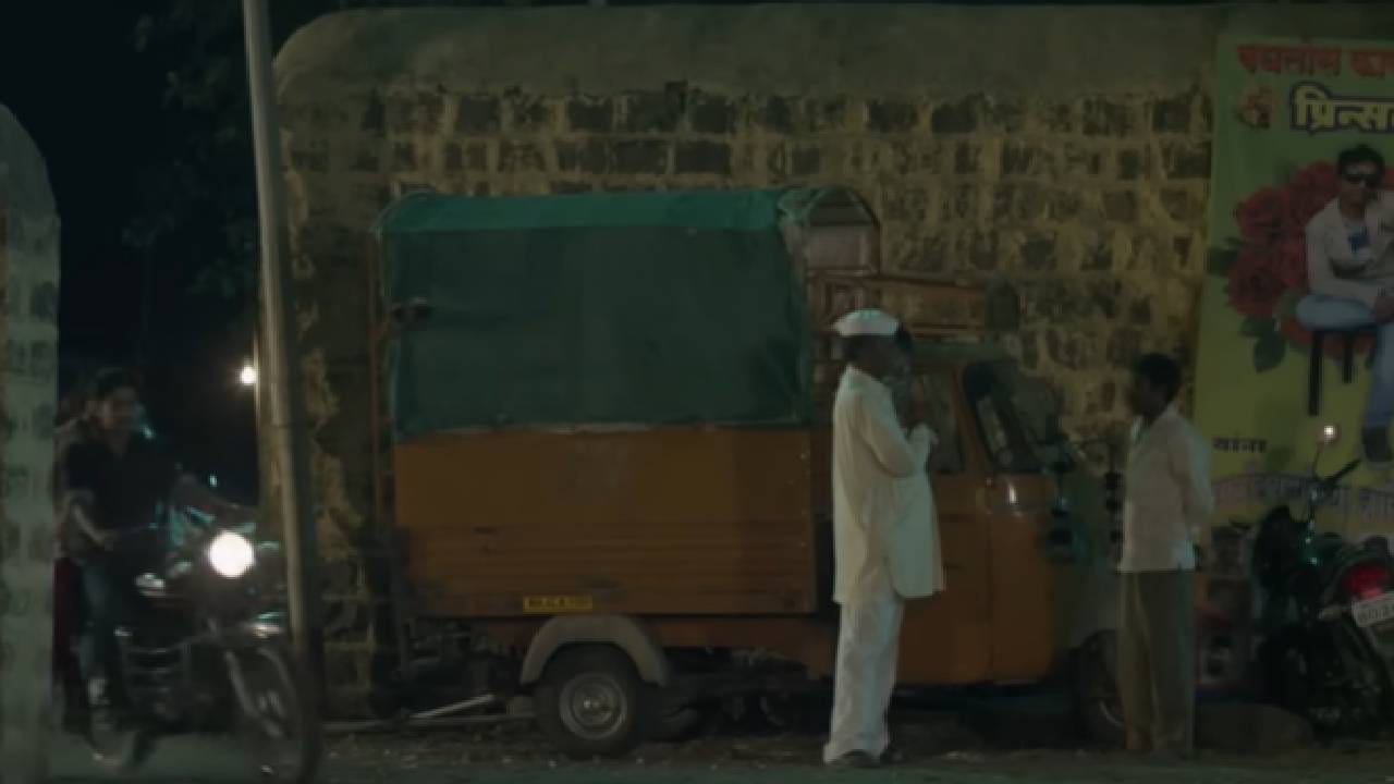 आम्ही ज्या गाण्याविषयी बोलत आहोत ते गाणे दुसरे तिसरे कोणते नसून सुपरहिट सिनेमा सैराटमधील झिंगाट गाणे आहे. हे गाणे इतके हिट ठरले की त्याचा हिंदी व्हर्जन देखील आले.