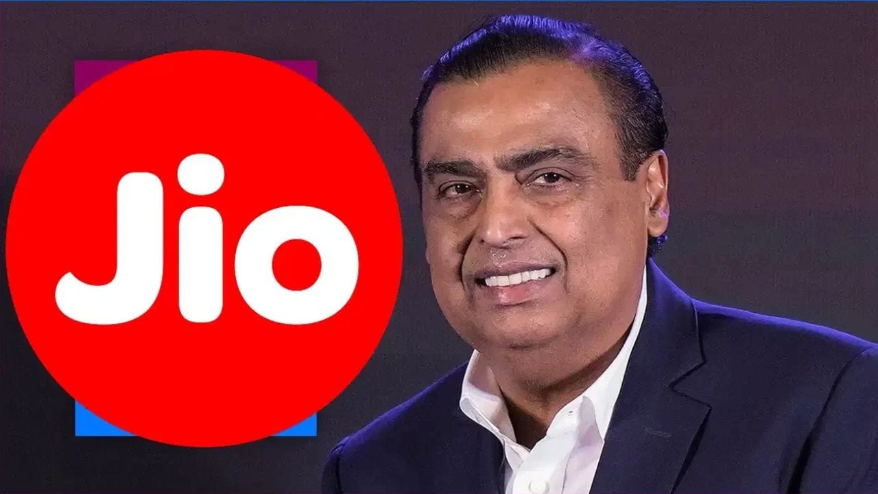 जिओने मोठा धमाका केला. ग्राहकांसाठी खास ऑफर देण्यात आली. जिओच्या ग्राहकांना अगदी कमी पैशात रिचार्ज मिळणार आहे. रिचार्जसाठी कमी पैसे मोजावी लागणार आहेत.