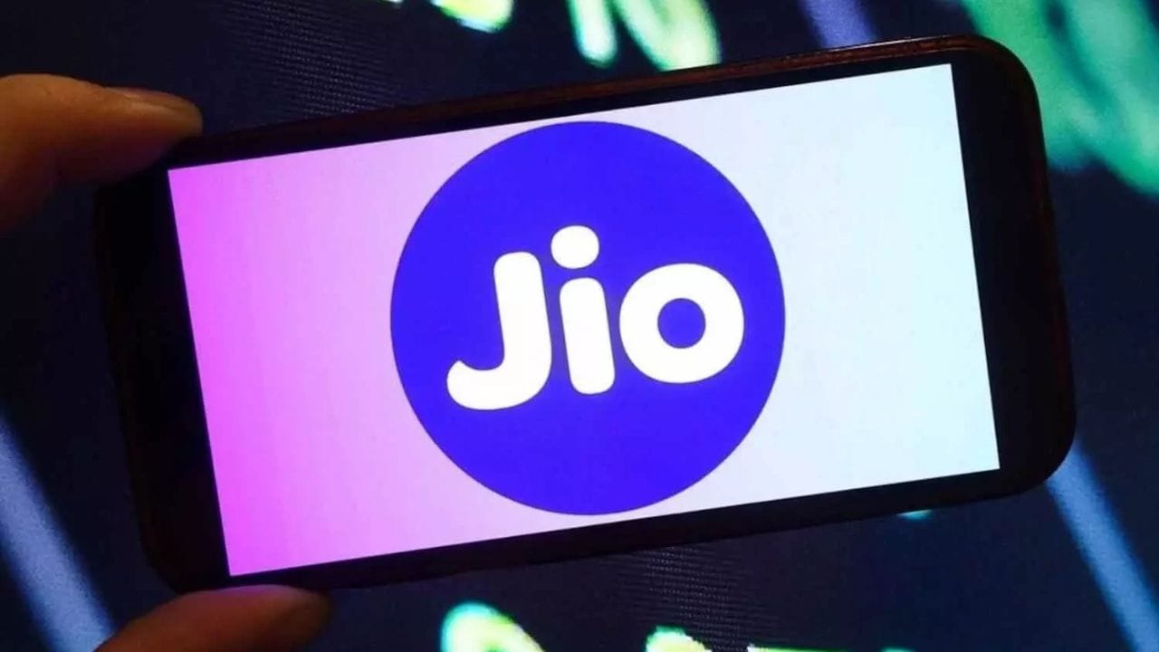 जर तुम्ही जिओ फायबर (Jio Fiber) किंवा एअरफायबर (AirFiber) वापरत असाल, तर रिलायन्स जिोकडे तुमच्यासाठी एक जबरदस्त ऑफर आहे.