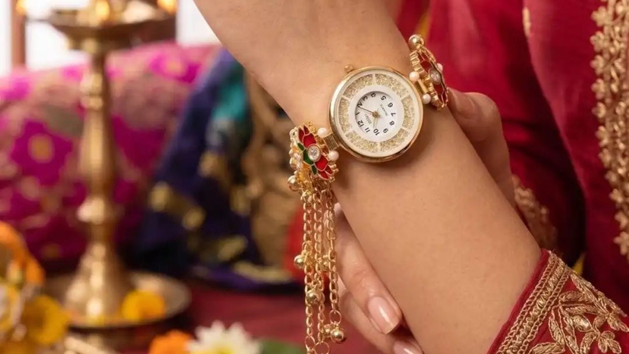 घुंघरू असलेली घड्याळे : काश्मीरी स्टाईलच्या काही डिझाईन्समध्ये स्ट्रॅप किंवा ब्रेसलेटवर छोटे घुंगरू लावलेले आहेत. हाताची हालचाल झाली कि त्यांचा येणार हलका आवाज खूप सुंदर वाटतो. पारंपरिक घड्याळांचा हा अंदाज या घड्याळांना वेगळा अंदाज देतो.