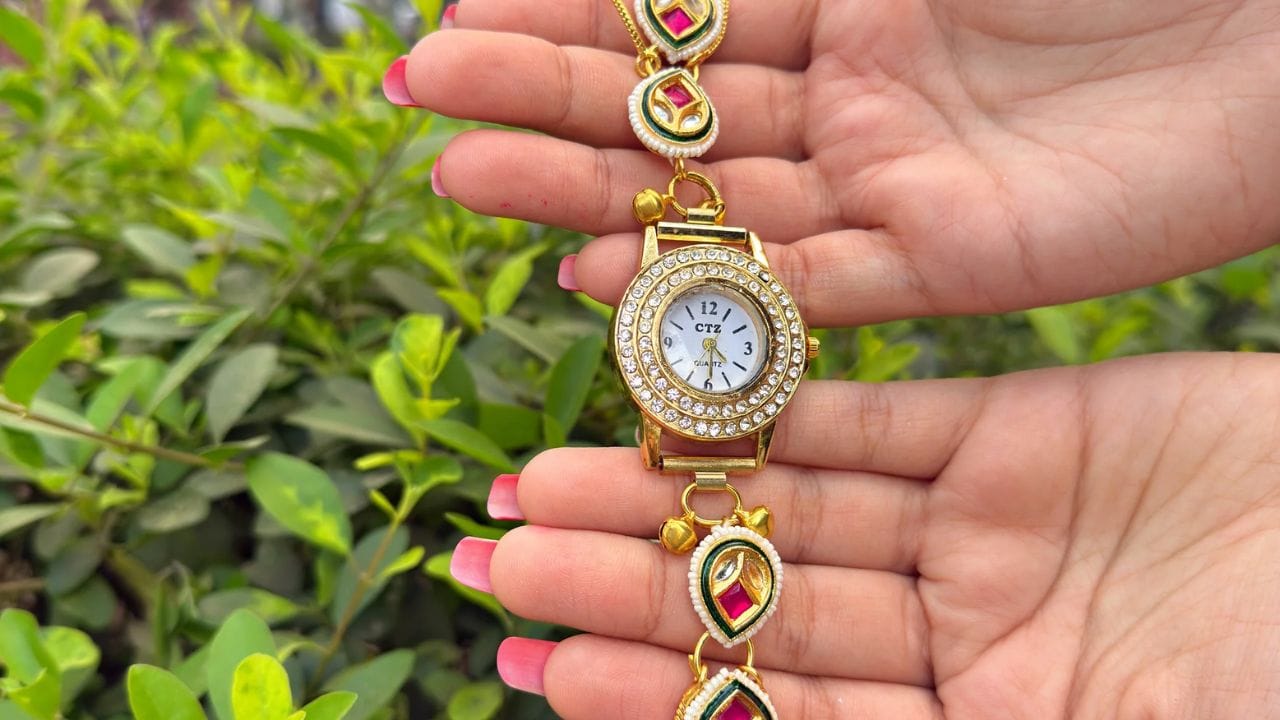 मोती आणि स्टोन्समुळे मिळतो रॉयल लूक :पर्ल्स , रंगीत स्टोन्स आणि कुंदन- स्टाईलच्या सजावटीमुळे काही मॉडेल्स अधिक उठावदार दिसतात. त्यामुळे अशा घड्याळांचा वापर तुम्ही खास लग्न, पार्टी किंवा इतर कार्यक्रमासाठी करू शकता.