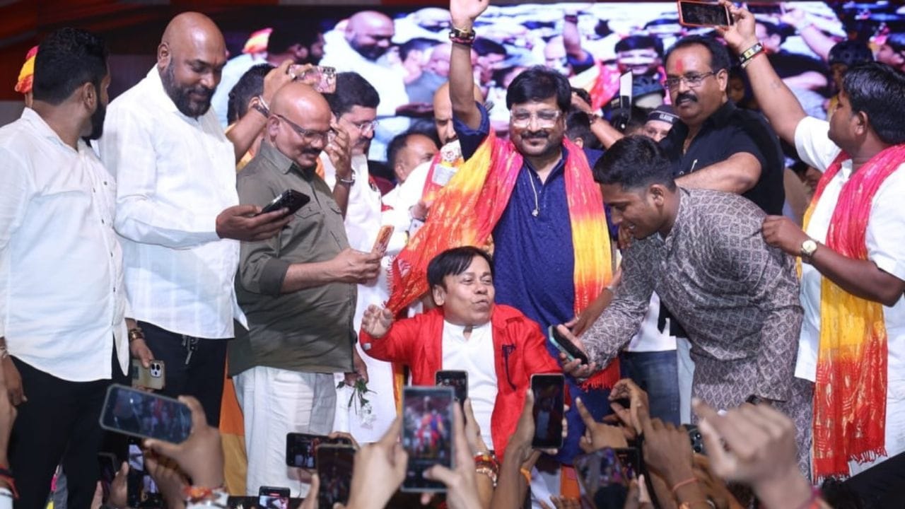 के.के. गोस्वामी यांनी आपल्या आयुष्यात अनेक संघर्षांचा सामना करत अभिनय क्षेत्रात स्वतःची वेगळी ओळख निर्माण केली. लहानपणी बुटक्या उंचीमुळे त्यांना अनेक टोमणे सहन करावे लागले. मात्र, त्यांच्या आईचा त्यांच्यावर असलेला विश्वास आणि प्रोत्साहन त्यांच्यासाठी मोठी ताकद ठरली.