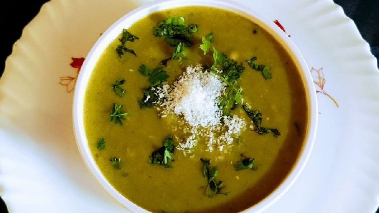 फोडणीत कुळीदाचं मिश्रण घाला :आता तयार केलेलं कुळीदाचं मिश्रण कढईत हळूहळू ओता.दुसऱ्या हाताने सतत ढवळत राहा. गुठळ्या होऊ देऊ नका. चवीनुसार मीठ घालून पिठलं मध्यम आचेवर शिजवून घ्या.