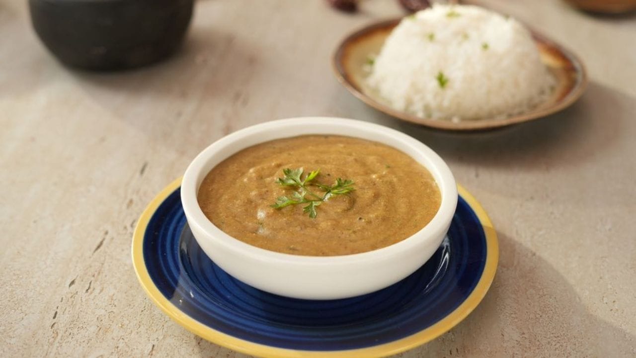 फोडणीत कांदा परतून घ्या :कढईत तेल गरम करून त्यात मोहरी आणि जिरं घाला. ते तडतडलं कि लसूण - मिरचीचा ठेचा आणि बारीक चिरलेला कांदा घाला. कांदा मऊ होऊन हलकासा सोनेरी होईपर्यंत परता. त्यानंतर हळद तिखट घालून मिश्रण हलवत राहा.