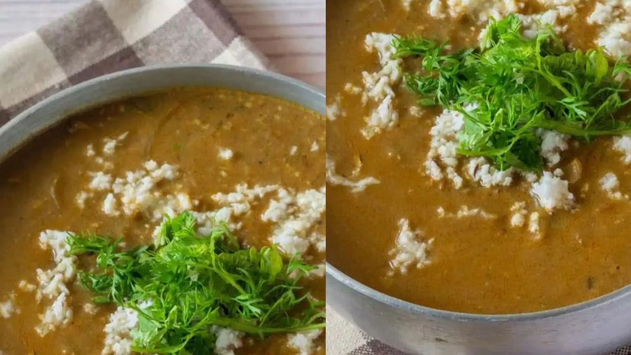 कुळीदाच्या पीठात पाणी तयार करा :भांड्यात कुळीदाचं पीठ घेऊन त्यात थोडं थोडं पाणी घालून व्यवस्थित मिक्स करा. मिश्रणात गुठळ्या राहणार नाही याची काळजी घ्या. कालवल्यामुळे व्यवस्थित शिजण्यास मदत होते.