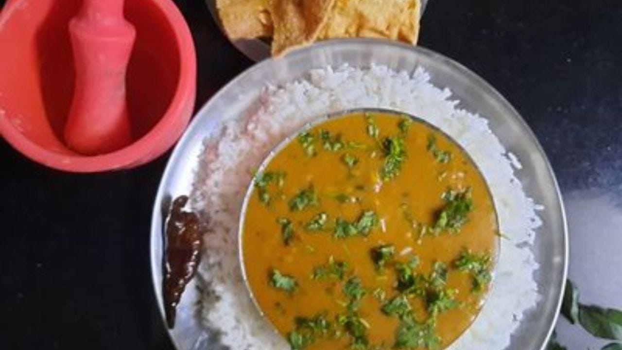 आजीच्या हातचं पिठलं म्हटलं कि त्यात लसणाचा खमंग स्वाद, हिरव्या मिरचीचा ठसका आणि फोडणीचा सुगंध. कमी साहित्यामध्ये आणि अगदी सोप्या पद्धतीने बनणारं हे पिठलं भाकरीसोबत खायला एकदम भारी लागतं.