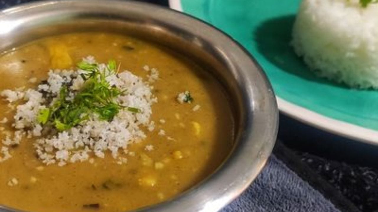 लसूण आणि हिरव्या मिरचीचा ठेचा :पिठळ्याल्या खमंग चव आणायटची असेल तर लसूण आणि हिरव्या मिरच्यांचा भरडसर ठेचा करून घ्या. लसूण आणि मिरचीचा हा ठसका पिठळ्याची चव वाढवतो. तिखटाच्या प्रमाणानुसार मिरच्या कमी जास्त कराव्या.