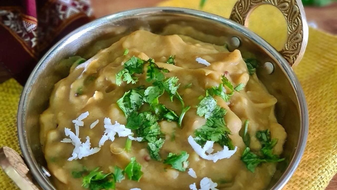 पिठलं घट्ट होईपर्यंत शिजवा :पिठलं शिजताना हळूहळू घट्ट होऊ लागेल. ते कढईला चिटकू देऊ नका. त्यासाठी ढवळत राहणे महत्त्वाचे आहे.नाहीतर पिठलं भांड्याला चिटकेल आणि करपून जाईल.
