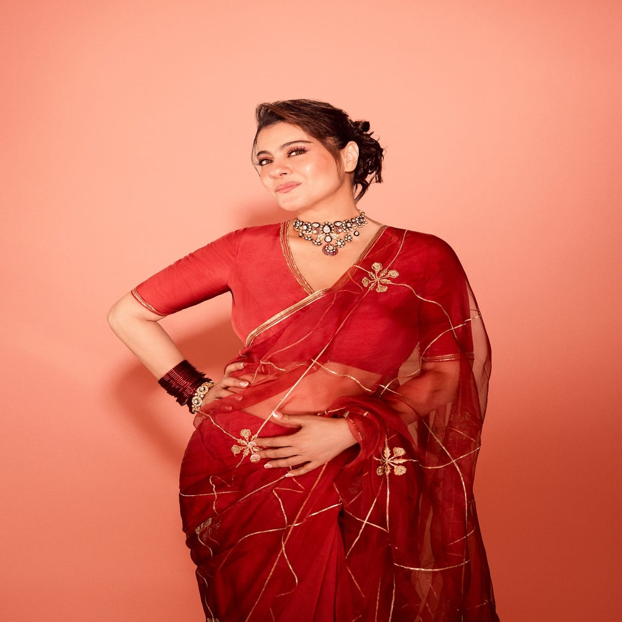 बॉलिवूडची प्रसिद्ध आणि लोकप्रिय अभिनेत्री काजोल हिला आज कोणत्याच ओळखीची गरज नाही. अनेक सिनेमामध्ये दमदार भूमिका बजावत काजोल हिने चाहत्यांच्या मनावर राज्य केलं. पण आता काजोल सोशल मीडियावर कायम सक्रिय असते....