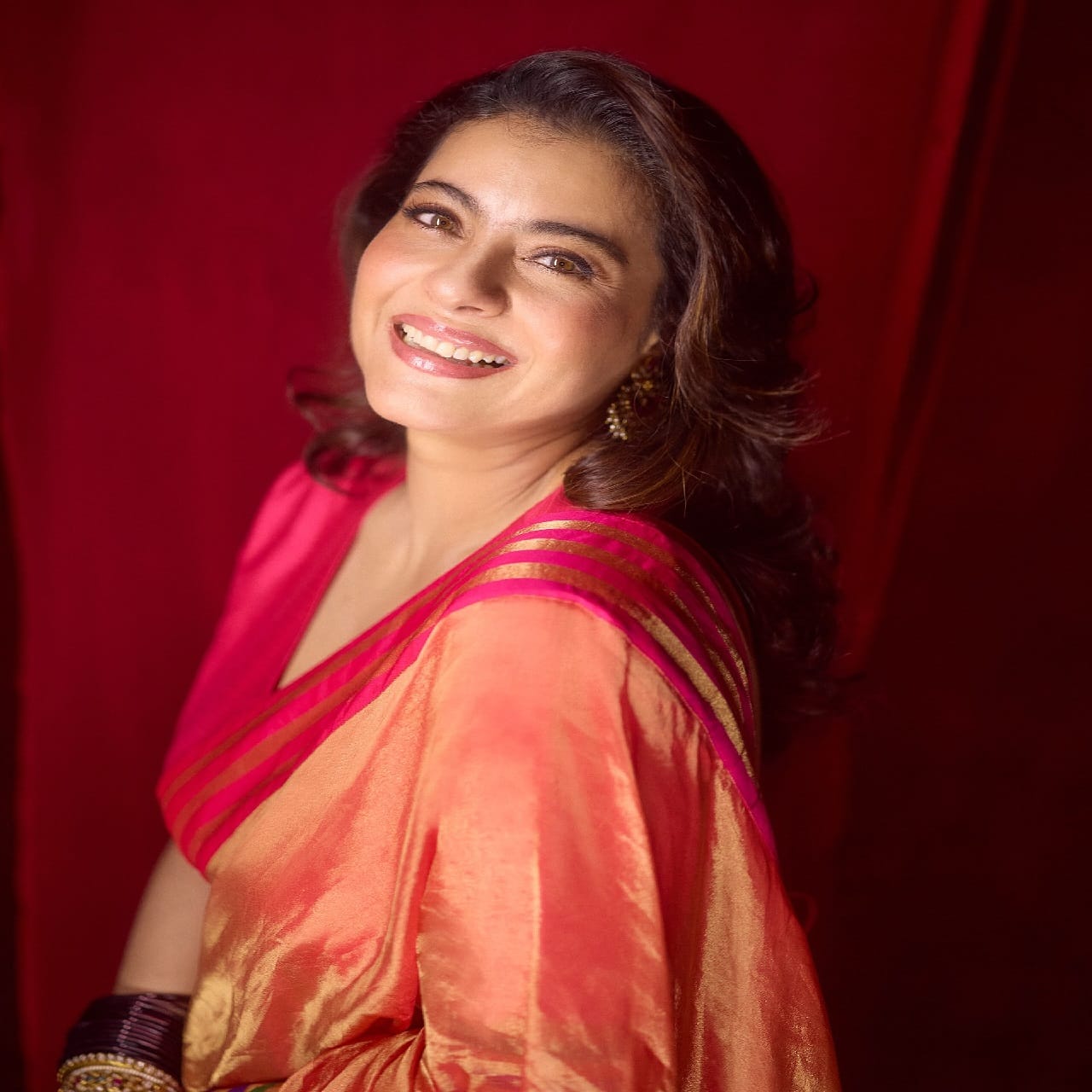 फोटो पोस्ट करत काजोल म्हणते, कोणीतरी मला एकदा म्हणालं, “तू चष्म्याशिवाय खूप छान दिसतोस!” मी उत्तर दिले, “आभार! माझा चष्मा काढल्यावर तूही जास्त चांगले दिसता!” आयुष्याचा एक सिद्धांत सांगत कजोल म्हमाली, दृष्टीच धुरकट असेल, तर चष्म्याचा रंग काहीही असला तरी काय फरक पडतो! सध्या काजोल हिची ही पोस्ट सर्वत्र व्हायरल होत आहे.