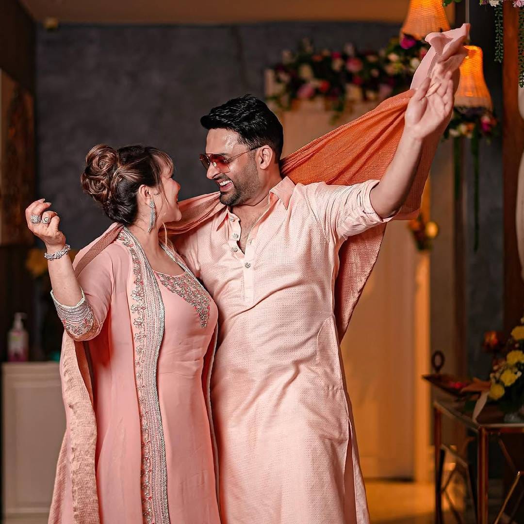 कपिलच्या घराचा सर्वात आकर्षक भाग म्हणजे त्याचे इंटेरिअर. घरामध्ये एलिगंट फर्निचर, अँटिक लाइट्स आणि सजावटीच्या वस्तूंचा सुंदर वापर करण्यात आला आहे. संपूर्ण घराला रॉयल टच देण्यात आला असून प्रत्येक कोपरा विचारपूर्वक सजवण्यात आल्याचं फोटोंमधून दिसतं.