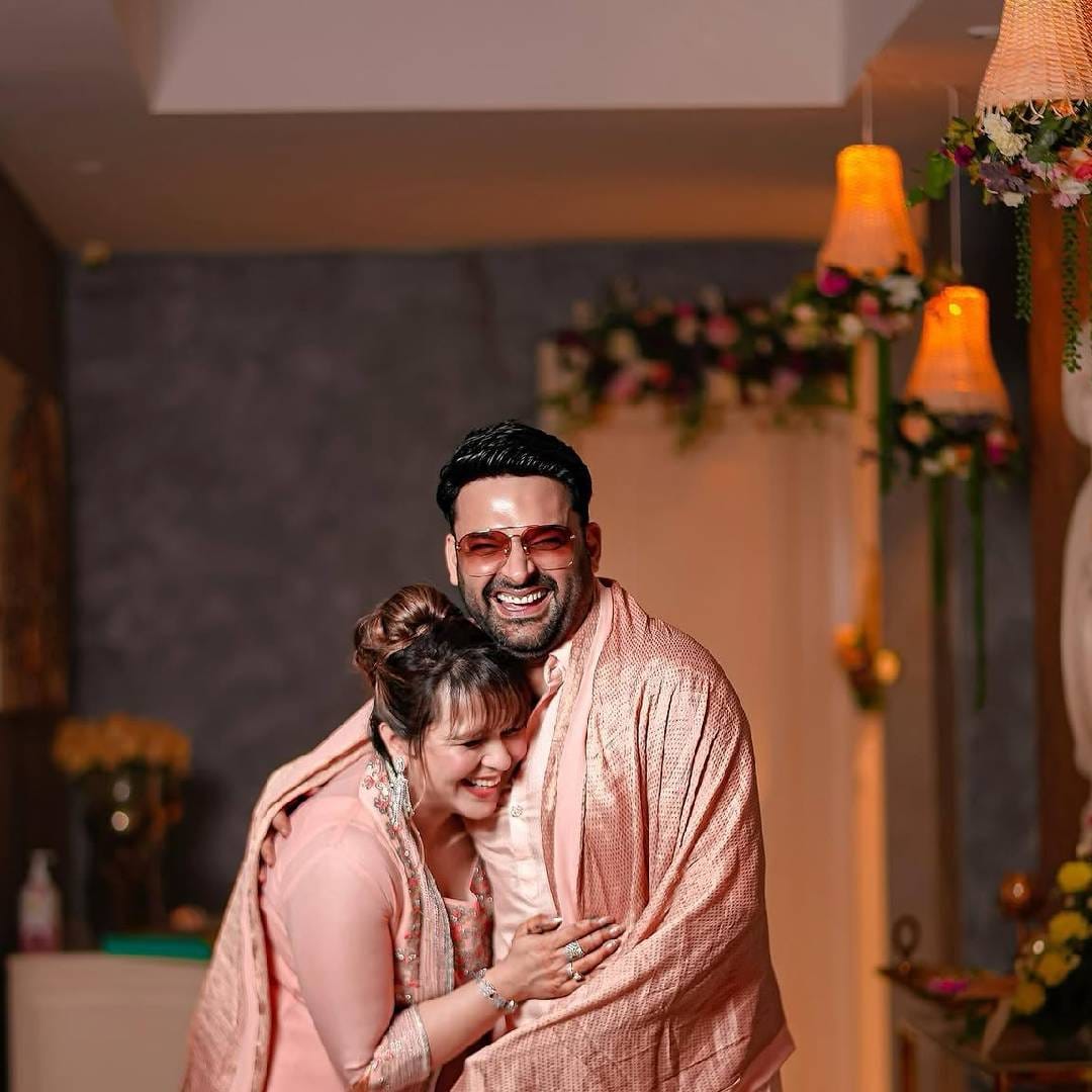 कॉमेडीच्या दुनियेत आपल्या भन्नाट विनोदाने आणि खास शैलीने प्रेक्षकांच्या मनावर राज्य करणारा कपिल शर्मा सध्या पुन्हा एकदा चर्चेत आहे. ‘द ग्रेट इंडियन कपिल शो’च्या नव्या सिझनमुळे कपिलची लोकप्रियता कायम आहे. मात्र यावेळी त्याचा शो नव्हे, तर त्याचा मुंबईतील आलिशान घराची झलक चर्चेचा विषय ठरली आहे.