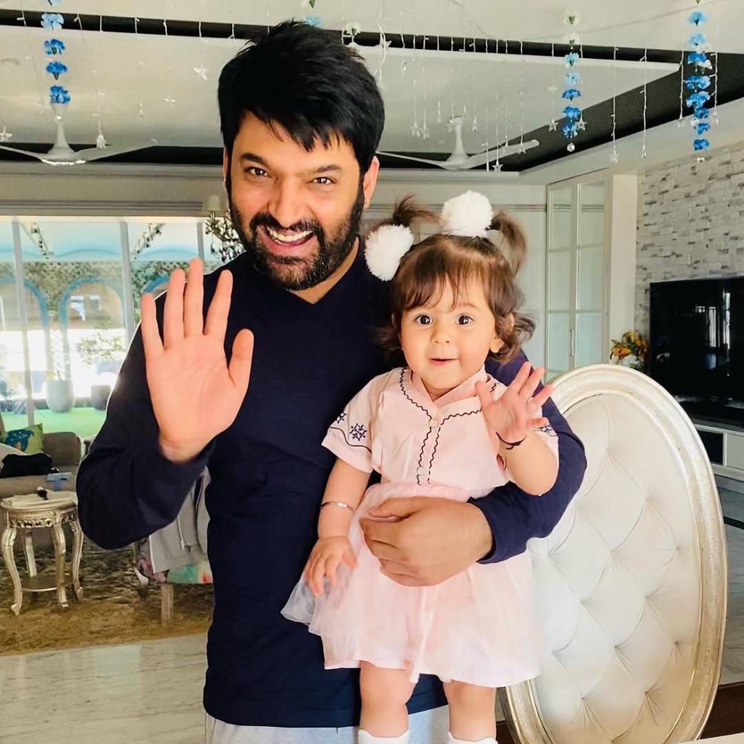घराची सजावट आधुनिकतेसोबतच क्लासिक शैलीची झलक देते. घरातील प्रशस्त लिव्हिंग रूम विशेष लक्ष वेधून घेते. मोठ्या जागेमुळे कुटुंबीयांसोबत वेळ घालवण्यासोबतच मित्र आणि पाहुण्यांसाठी गेट-टुगेदर आयोजित करण्यासाठीही ही जागा योग्य आहे.