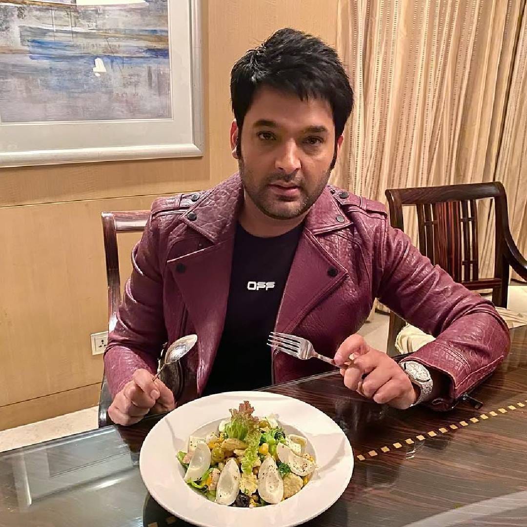 आरामदायी फर्निचर आणि आकर्षक सजावटीमुळे लिव्हिंग एरियाला आलिशान रूप मिळालं आहे. कपिलच्या घरातील डाइनिंग एरिया देखील अत्यंत क्लासी आहे. कुटुंबासोबत जेवणाचा आनंद घेण्यासाठी प्रशस्त जागा असून, आकर्षक लाइटिंग आणि सजावटीच्या वस्तूंमुळे या भागाला खास लूक मिळतो.