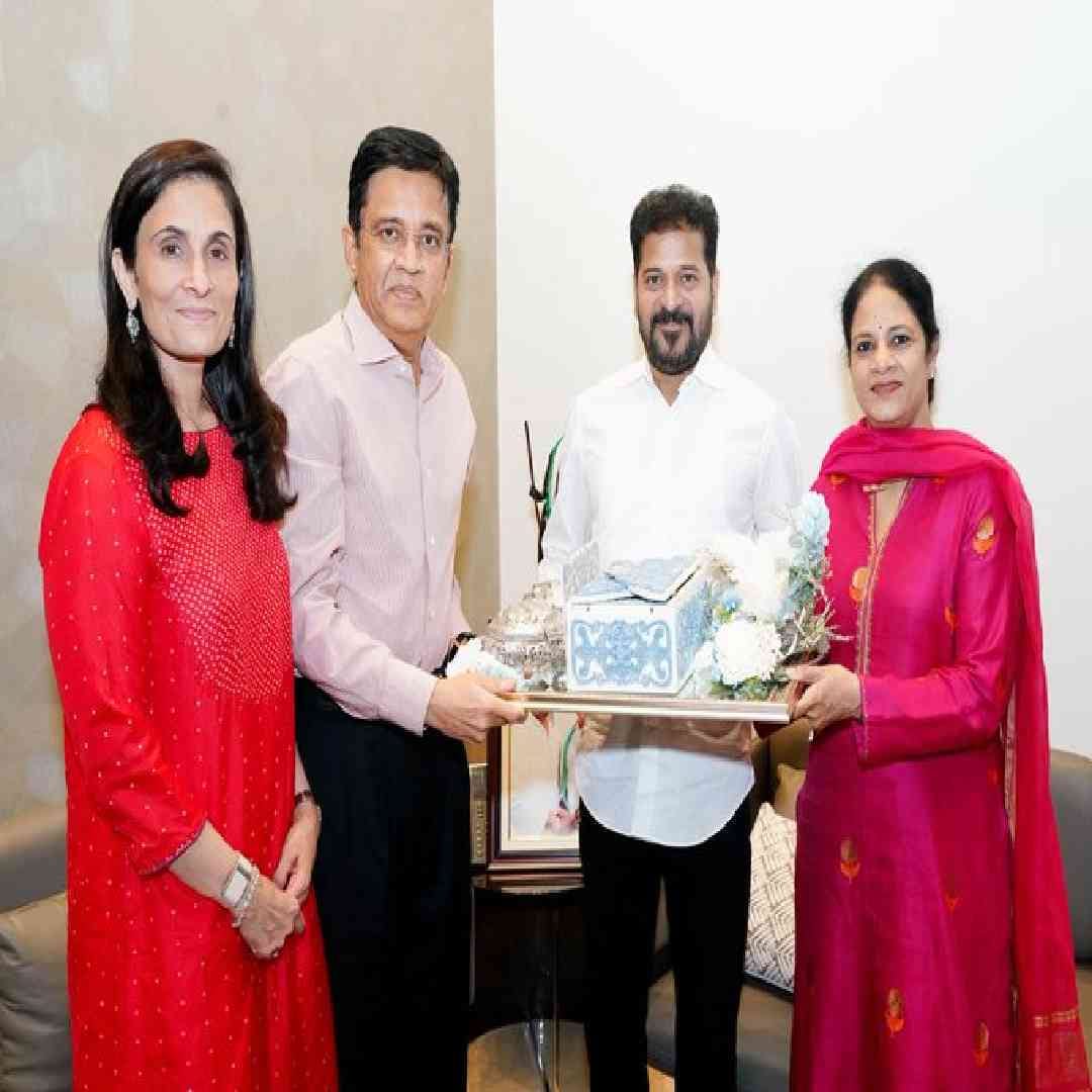 काव्या मारनच्या विवाह सोहळ्याचं निमंत्रण देण्यासाठी सन ग्रुपचे चेअरमन कलानिथी मारन आणि कावेरी मारन यांनी रेवंता रेड्डी यांची त्यांच्या ज्युबली हिल्स निवासस्थानी भेट घेतली. तो फोटो तेलंगणचे मुख्यमंत्री रेवंता रेड्डी यांनी त्यांच्या अधिकृत एक्सवर पोस्ट केला आहे.
