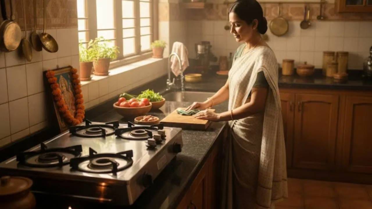चाकू, सुरी किंवा इतर धारदार वस्तू स्वयंपाकघरात उघड्या ठेवणे किंवा सहज दिसतील अशा ठिकाणी लटकवणे टाळावे. वास्तुशास्त्रीय मान्यतेनुसार अशा वस्तू व्यवस्थित आणि सुरक्षित ठिकाणी ठेवणे चांगले मानले जाते. यामुळे घरातील सुरक्षिततेचीही काळजी घेतली जाते.