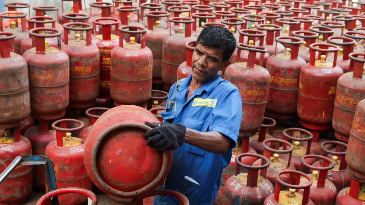 सरकारी तेल कंपन्यांनी छोटू गॅस सिलेंडरचा जोरदार प्रचार केला. यात सर्वात मोठी बाब म्हणजे ग्राहक फक्त ओळख देऊन छोटू गॅसचे कनेक्शन घेऊ शकतात. यासोबतच 500 रूपये परत दिले जातील.
