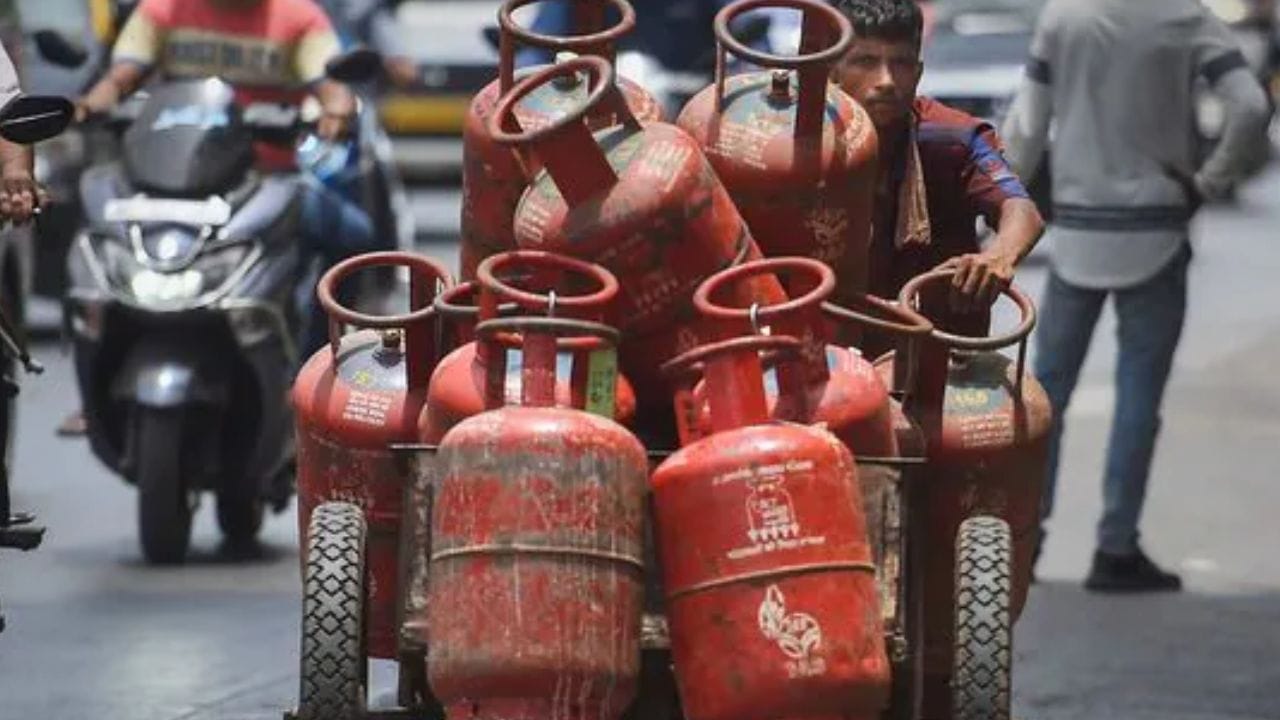 विशेष म्हणजे आपण जर सिलेंडर विक्री केंद्रावर गेलात आणि आपल्याला हे सिलेंडर परत द्यायचे असेल तर तुम्ही देऊ शकता. कितीही दिवस तुम्ही हे सिलेंडर वापरले असले तरीही 500 रूपये तुम्हाला परत मिळतील. तुम्ही भरलेले पाचशे रूपये तुम्हाला परत मिळणार म्हणजे परत मिळणारच.