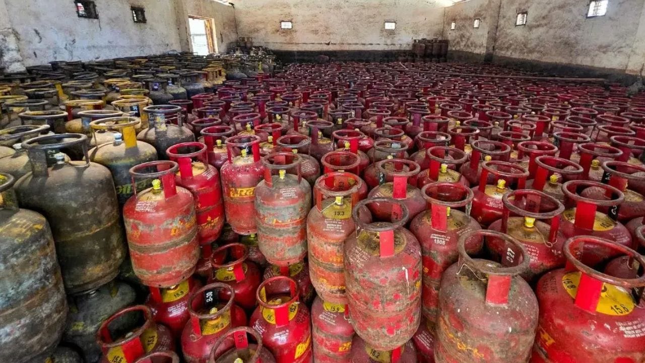 इंडियन ऑयल कॉर्पाेरेशन लिमिटेड छोटूच्या नावाने विकत आहे. यात 5 KG एलपीजी गॅस असतो. हे सिलेंडर अशा लोकांसाठी आहे, जे शहरांमध्ये कामासाठी येतात. यासोबतच त्यांच्याकडे रहिवासीचा काही विशेष दाखल नसतो.
