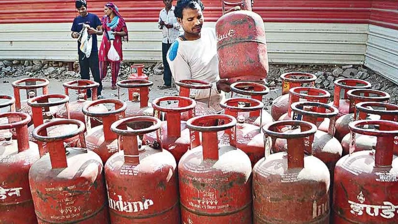 होम पेजवर गॅस कंपनीनुसार, सिलेंडरच्या आयकॉनवर क्लिक करा. तिथे पहिले LPG निवडा आणि सबसिडीशी संबंध पर्याय निवडा. त्यानंतर 'Subsubsidy Not Received वर क्लिक करा. तिथे ई केवायसीबद्दल तुम्हाला दिसेल.
