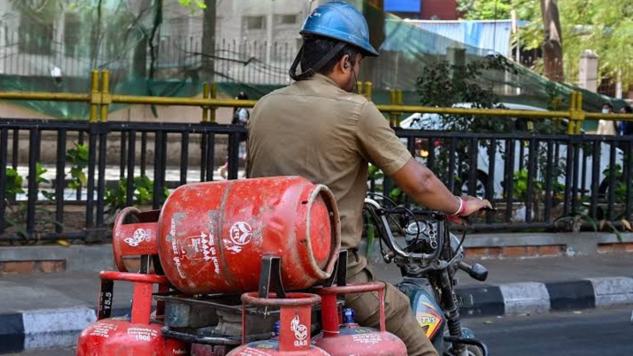 LPG subsidy तुमची कागदपत्रे ई केवायसी आणि बँक लिंकिंग बरोबर असूनही सबसिडी येत नसेल तर अशावेळी तात्काळ गॅस कंपनीच्या हेल्पलाईन नंबरवर संपर्क करून आपली समस्या नक्की काय आहे हे त्यांना सांगा..