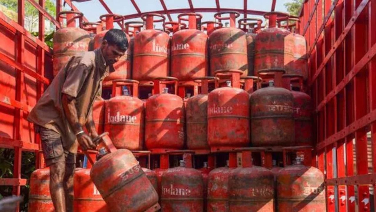 सबसिडीची रक्कम थेट बँकेत जमा होण्यासाठी तुमचे आधारखाते लिंक असणे आवश्यक आहे. गॅस एजन्सीमधील नाव आणि बँक खात्यातील तपशीलामधील नाव तुमचे बरोबर आहे का? हे व्यवस्थित पाहा.