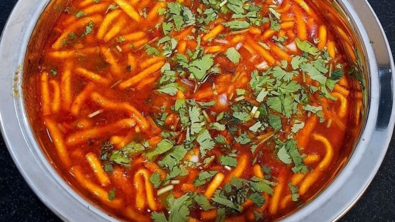 आता मिसळ वाढवण्याची वेळ. एका बाऊलमध्ये आधी गरमागरम उसळ घाला. त्यावर भरपूर फरसाण पसरवा. त्यावर झणझणीत कट ओता. शेवटी बारीक कांदा आणि कोथिंबीर घाला. 