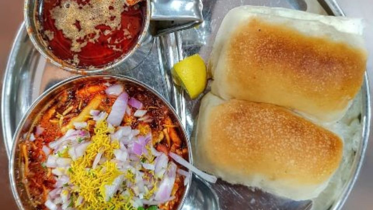 आता मिसळीचा महत्त्वाचा भाग म्हणजे कट. कढईत तेल गरम करून त्यात कांदा आणि लसूण परतून घ्या. कांदा मऊ झाला  की लाल तिखट,मिसळ मसाला, गरम मसाला , हिंग आणि मीठ घाला. पाणी टाकून कट चांगला उकळू द्या. 