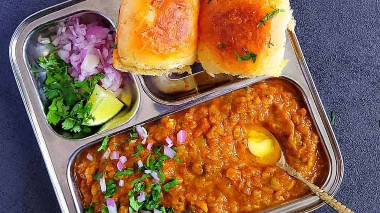 मटकी धुवून 8 तास पाण्यात भिजत ठेवा. दुसऱ्या दिवशी पाणी काढून मोड काढा.मोड आलेली मटकी कुकरमध्ये हळद, मीठ घालून शिजवा. 