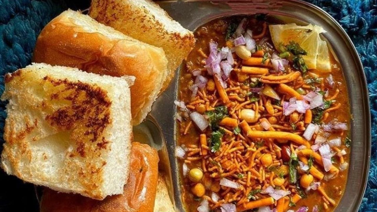 मिसळ सजवण्यासाठी : फरसाण, बारीक चिरलेला कांदा, कोथिंबीर, लिंबाच्या फोडी, पाव 