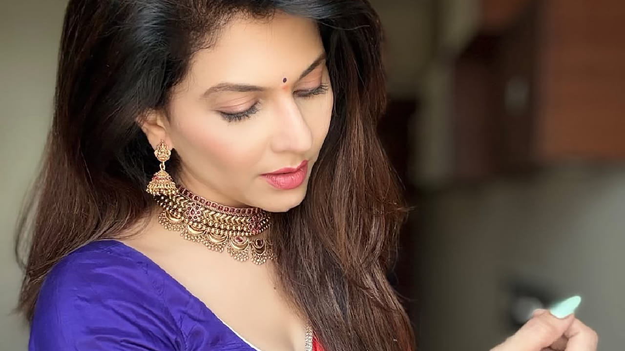 ती नेहमीच आपले नवनवीन फोटो आणि व्हिडीओ चाहत्यांसोबत शेअर करत असते. नुकतेच तिने साडीतील काही सुंदर फोटो पोस्ट केले असून, तिच्या या पारंपरिक लूकने चाहत्यांचं लक्ष वेधून घेतलं आहे.