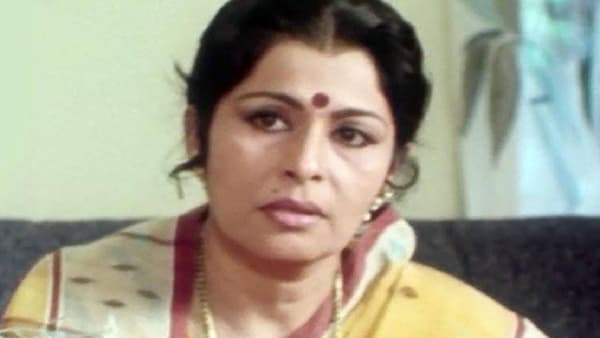Madhu Kambikar Passes Away: मधू कांबीकर होत्या या प्रसिद्ध लेखकाच्या मावशी, घरात आठरा विश्व दारिद्रय तरीही संघर्ष करत झाल्या अभिनेत्री