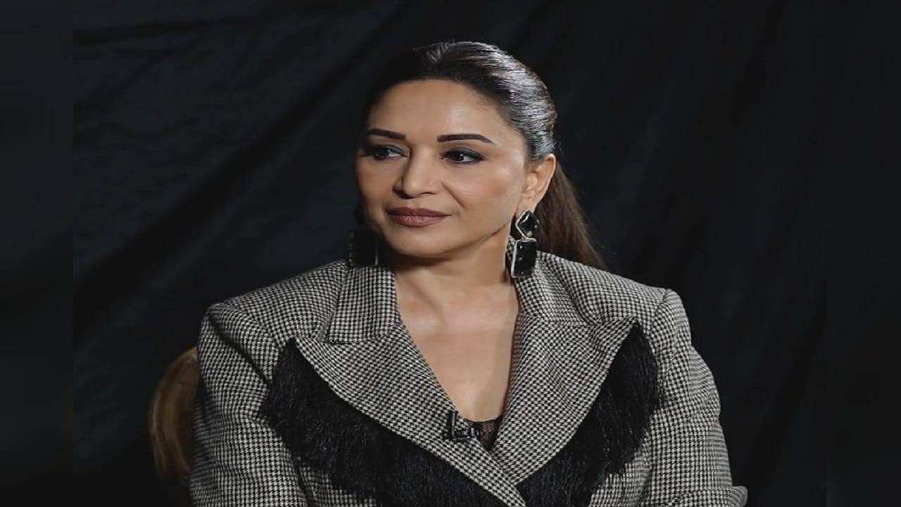Madhuri Dixit : माधुरीला 'त्या' निर्णयाचा आजही पश्चाताप, अनेक वर्षांनंतर स्पष्टच म्हणाली... Madhuri Dixit : माधुरीला 'त्या' निर्णयाचा आजही पश्चाताप, अनेक वर्षांनंतर स्पष्टच म्हणाली...
